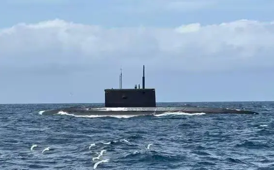 Dựa trên các bức ảnh chụp được khi tàu ngầm nổi lên, nó có thể là tàu ngầm lớp Kilo của Nga, nhưng tên chính xác của tàu ngầm vẫn chưa được tiết lộ. Ảnh: The Telegraph