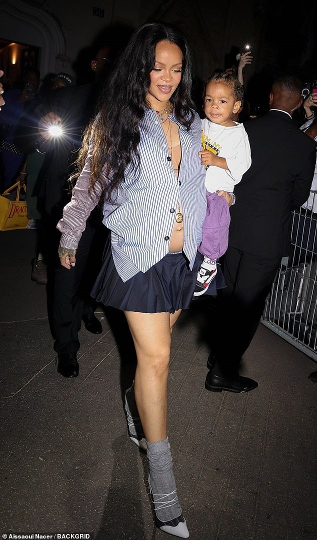 Rihanna giữ vững vị thế là biểu tượng thời trang của thế giới hơn 20 năm qua. Cô không theo một phong cách nào, luôn "biến hóa" mỗi lần xuất trước công chúng với lối ăn mặc phá cách, hợp mốt. Ảnh: Backgrid