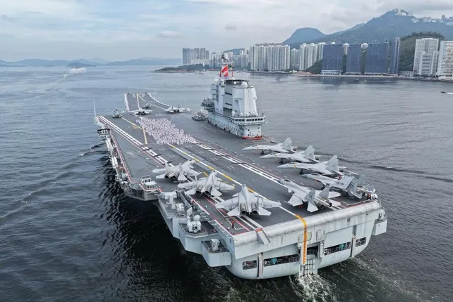 Tàu sân bay Sơn Đông. (Ảnh: EPA)