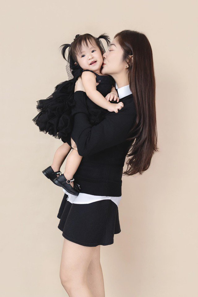 Diễn viên Thanh Trúc đã công khai cha của con gái chính là ca sĩ Châu Khải Phong, được biết cặp đôi đã đăng ký kết hôn vào năm 2023. Nhưng vì không muốn gây chú ý nên họ quyết định giấu kín và đến sinh nhật 1 tuổi của con gái nhỏ mới công khai với khán giả cùng người hâm mộ.