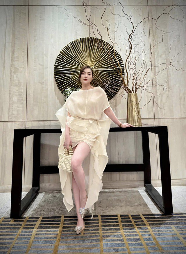 Việc giảm 15kg sau sinh đã giúp diễn viên Thanh Trúc tự tin diện nhiều phong cách khác nhau.