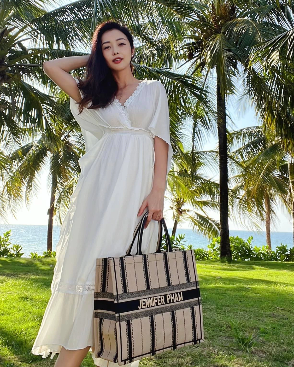 Người đẹp kết hợp thêm với các phụ kiện như túi xách.