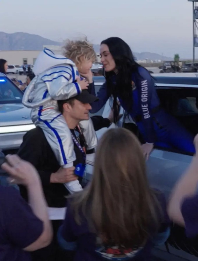 Orlando Bloom đưa con gái đến cổ vũ Katy Perry bay vào không gian hồi tháng 4, lần cuối họ được chụp ảnh ở bên nhau. Ảnh: Blue Origin