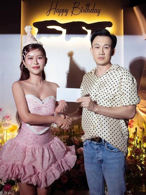 Mới đây, Dương Triệu Vũ tham gia bữa tiệc sinh nhật của Ngọc Thanh Tâm. Trước đó, nam ca sĩ thường xuyên chúc mừng đàn em đón tuổi mới. Ảnh: FB Dương Triệu Vũ.
