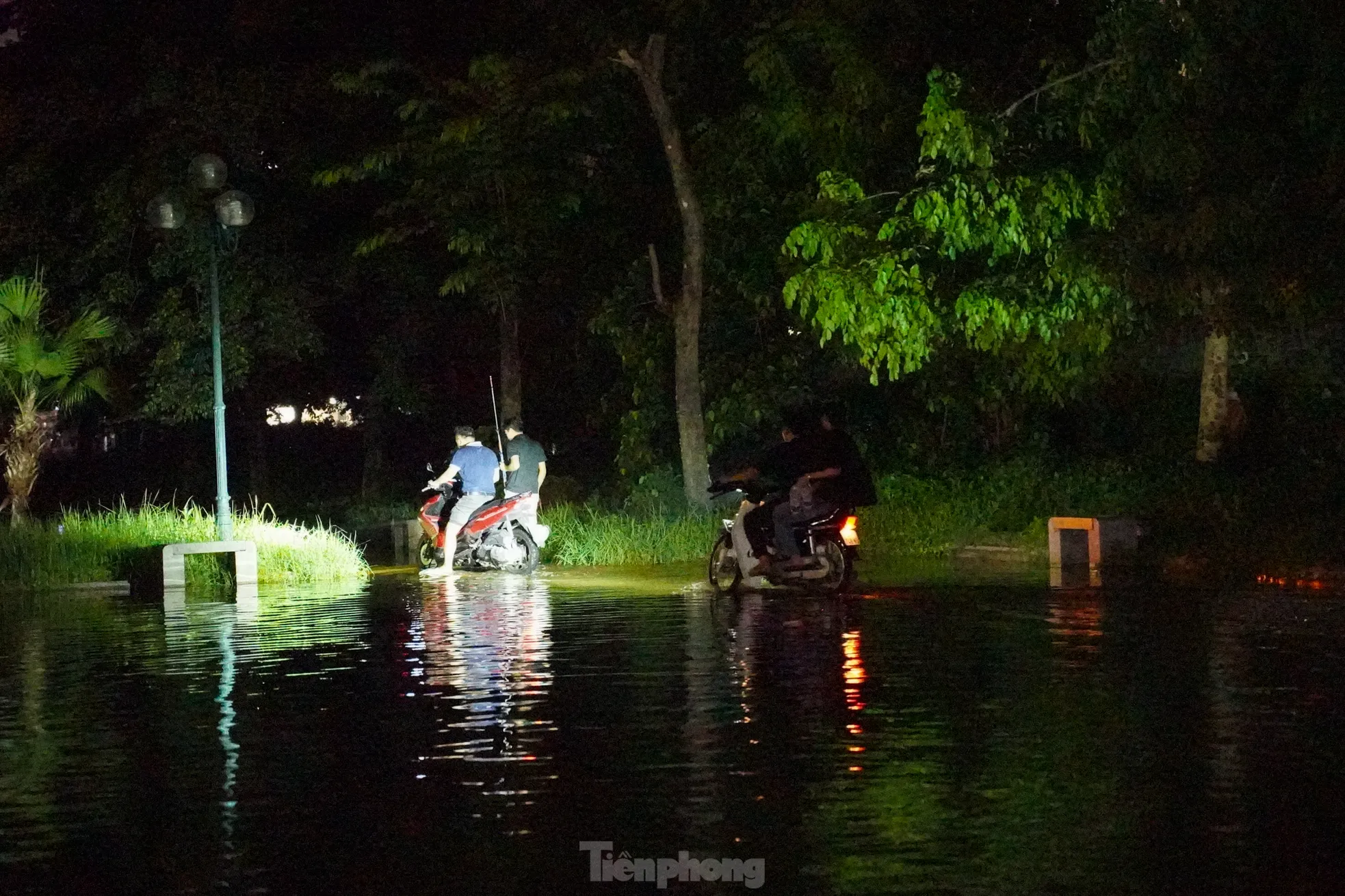 Không chỉ ngập nước, công viên còn chìm trong bóng tối do thiếu ánh sáng, gây bất tiện và tiềm ẩn nguy hiểm cho người dân khi đến vui chơi, tập thể dục.