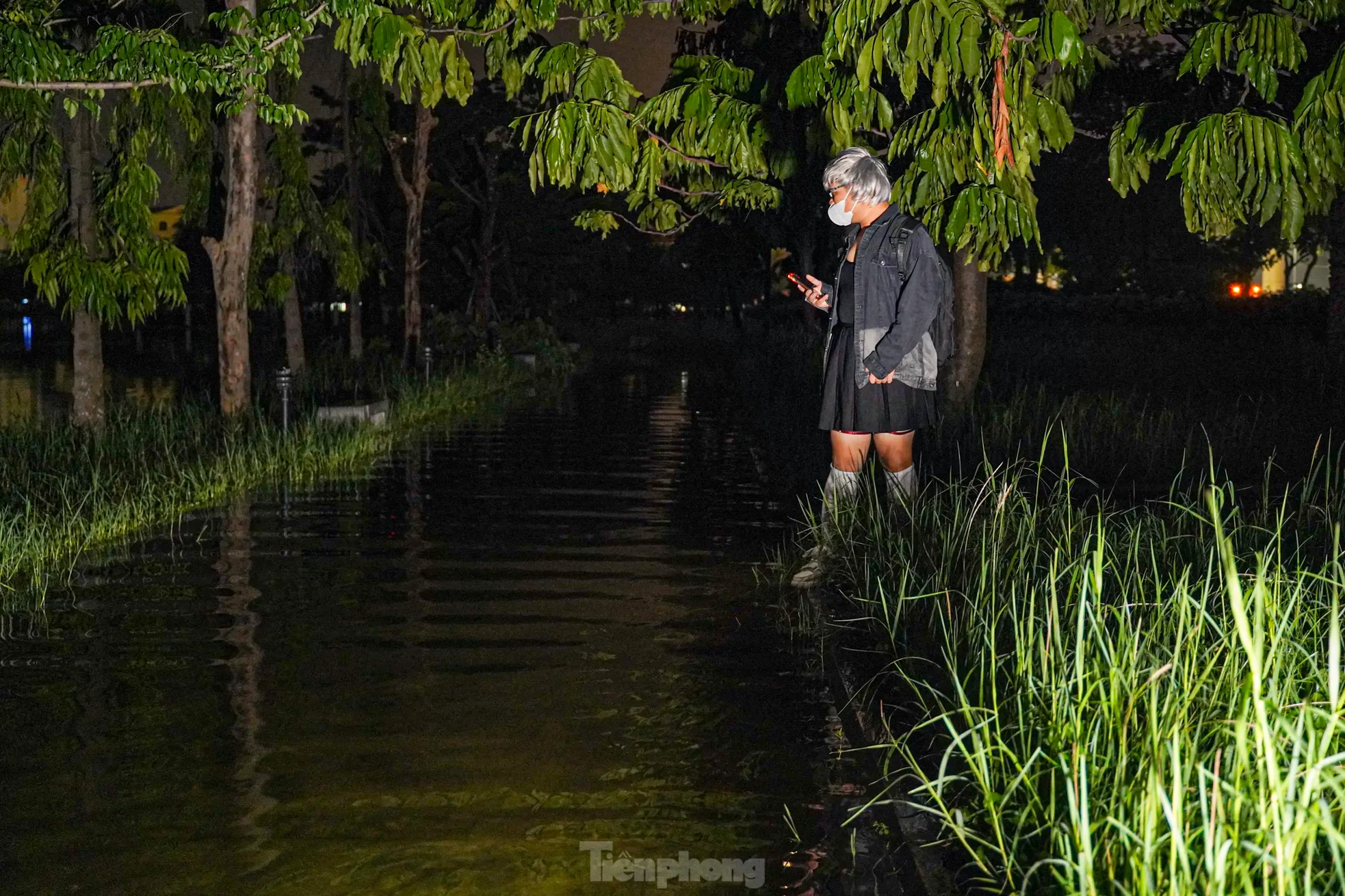 Hẹn bạn đến Công viên hồ điều hòa Mai Dịch chơi, Khánh Chi (Cầu Giấy) bất ngờ khi chứng kiến cảnh công viên ngập sâu trong nước. “Lần đầu tiên mình thấy cảnh như thế này, không biết phải vào công viên kiểu gì nữa”.