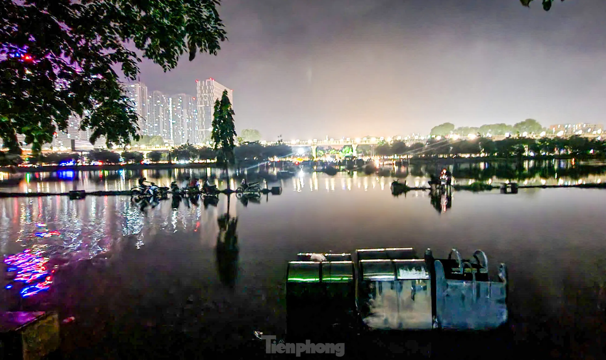 Nhiều ngày qua, Hà Nội liên tục có mưa lớn. Đến tối 3/7, công viên hồ điều hòa Mai Dịch (Hà Nội) vẫn ngập sâu, lối đi và bãi cỏ trong công viên nước cao từ 20 - 40 cm biến nơi đây thành một vùng trũng mênh mông như hồ nước giữa lòng phố.