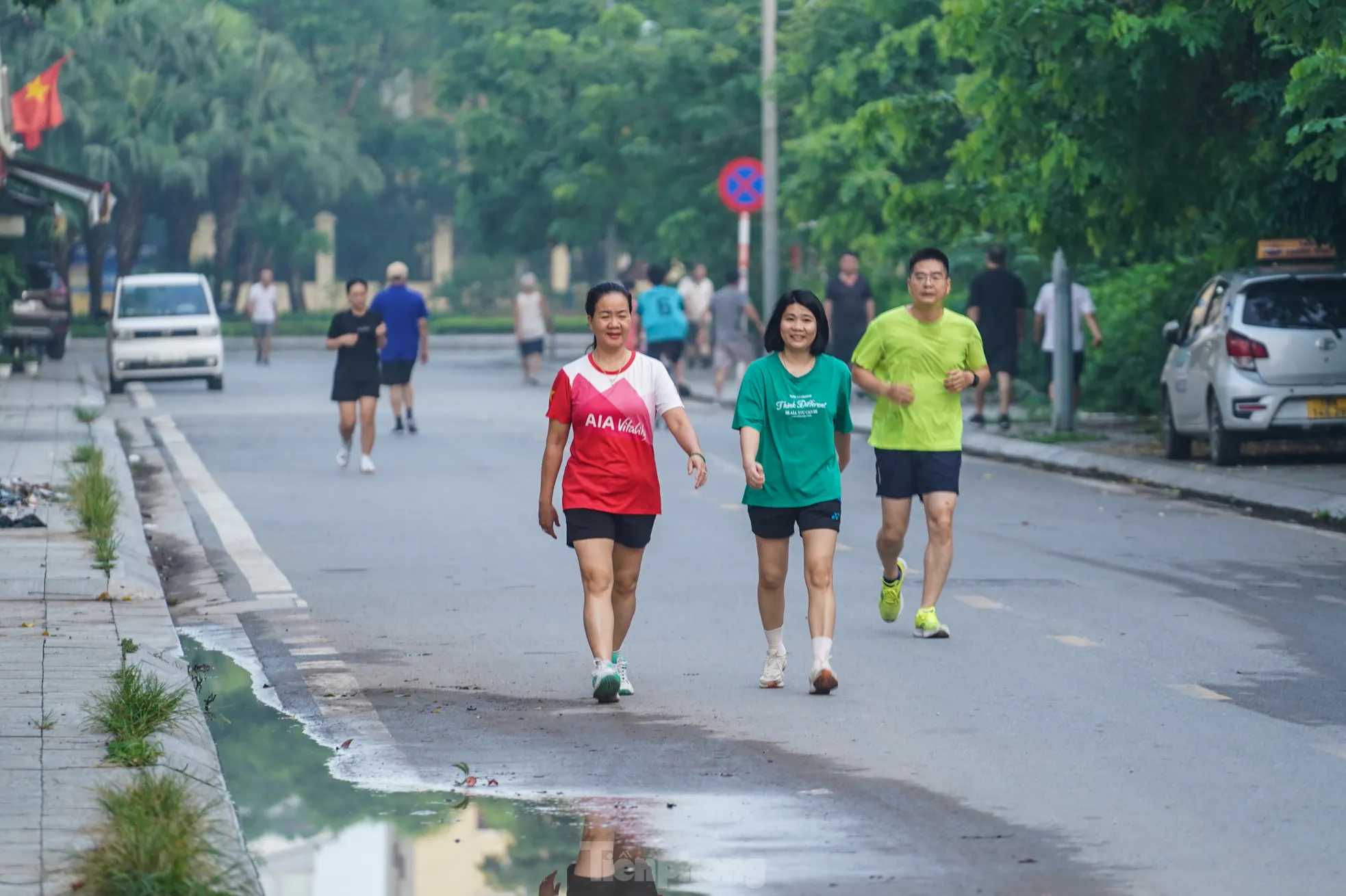 Đến khoảng 6h sáng nay (4/7), công viên vẫn ngập trong biển nước, người dân tập thể dục sớm phải đi lên vỉa hè hoặc lề đường xung quanh thay vì vào bên trong như thường lệ.