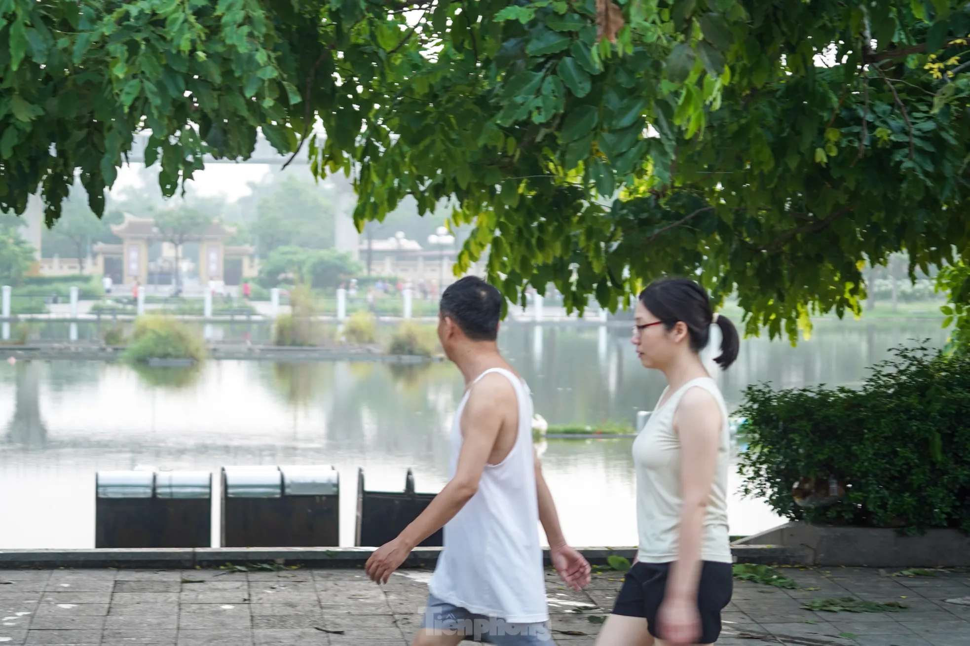 Ông Nguyễn Văn Kiếm (Cầu Giấy, Hà Nội) cho biết: “Sáng nay đến tập thể dục thì thấy nước ngập quá, không đi lại được như mọi hôm. Tập thể dục kiểu này cũng… hơi vất vả".