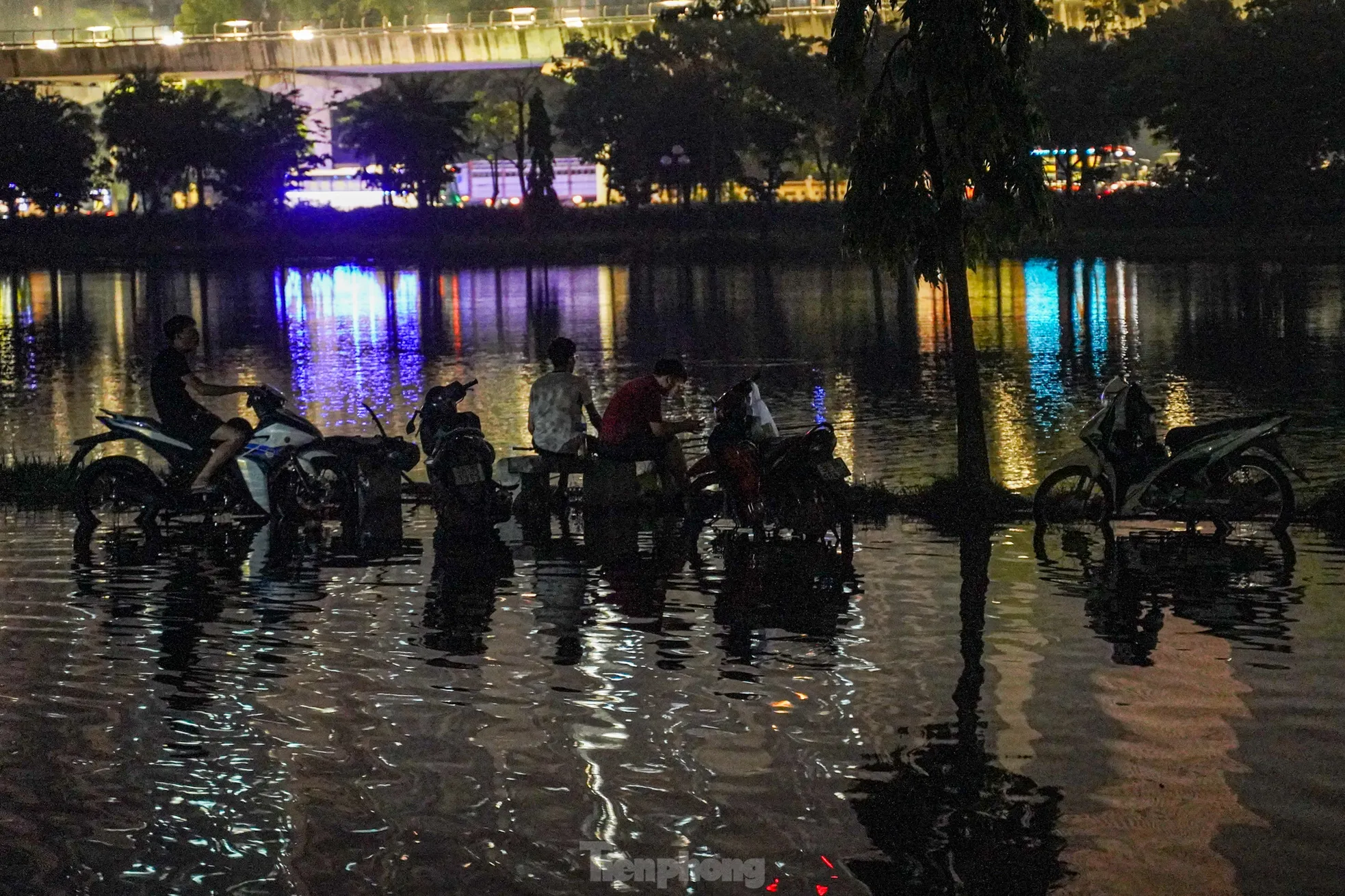 Khu vực quanh công viên chìm trong bóng tối, nhìn vào không khác gì một hồ nước mênh mông giữa đêm khuya.