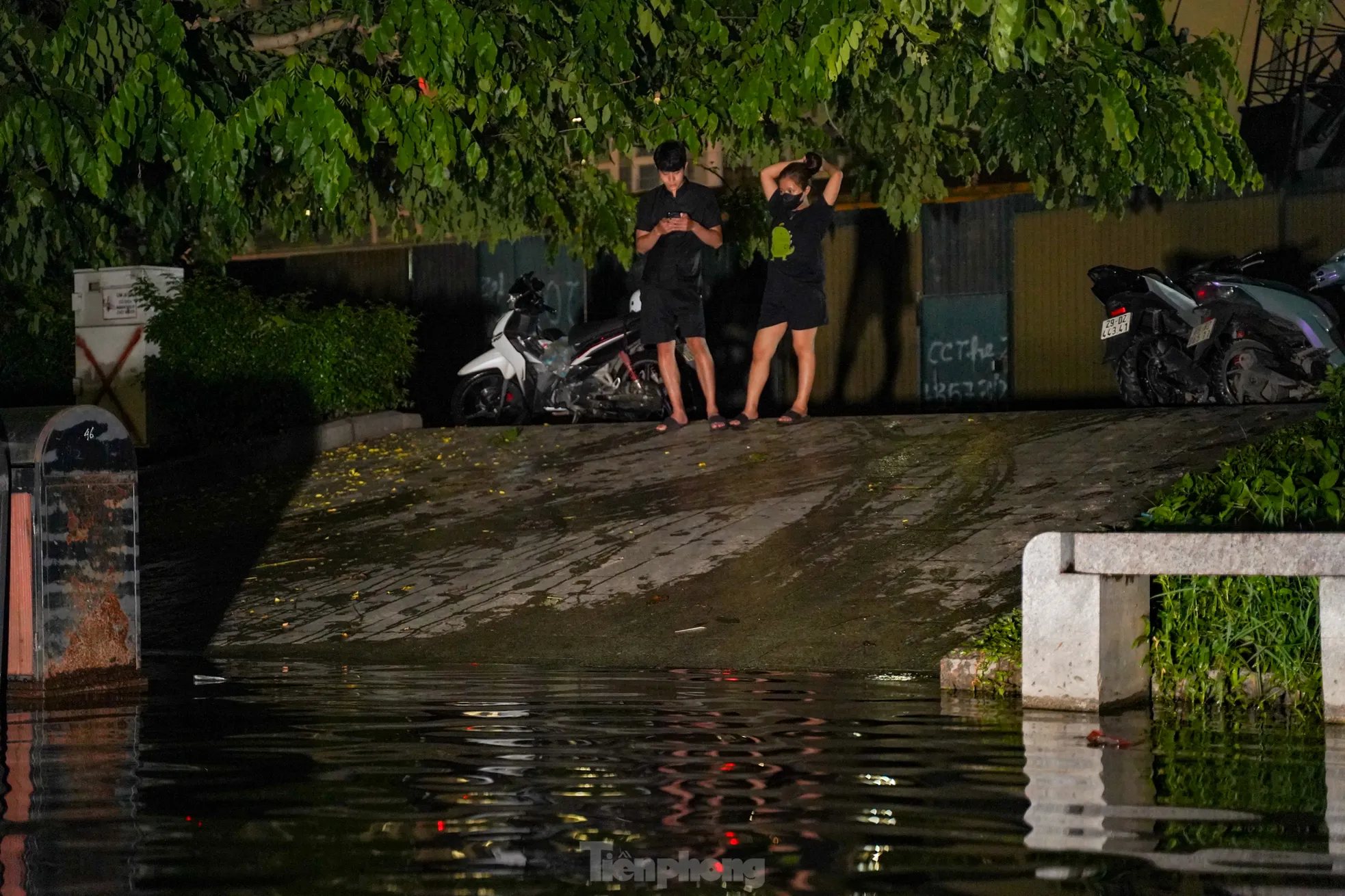 Một số người không dám vào công viên vì nước ngập sâu và sợ trơn trượt.