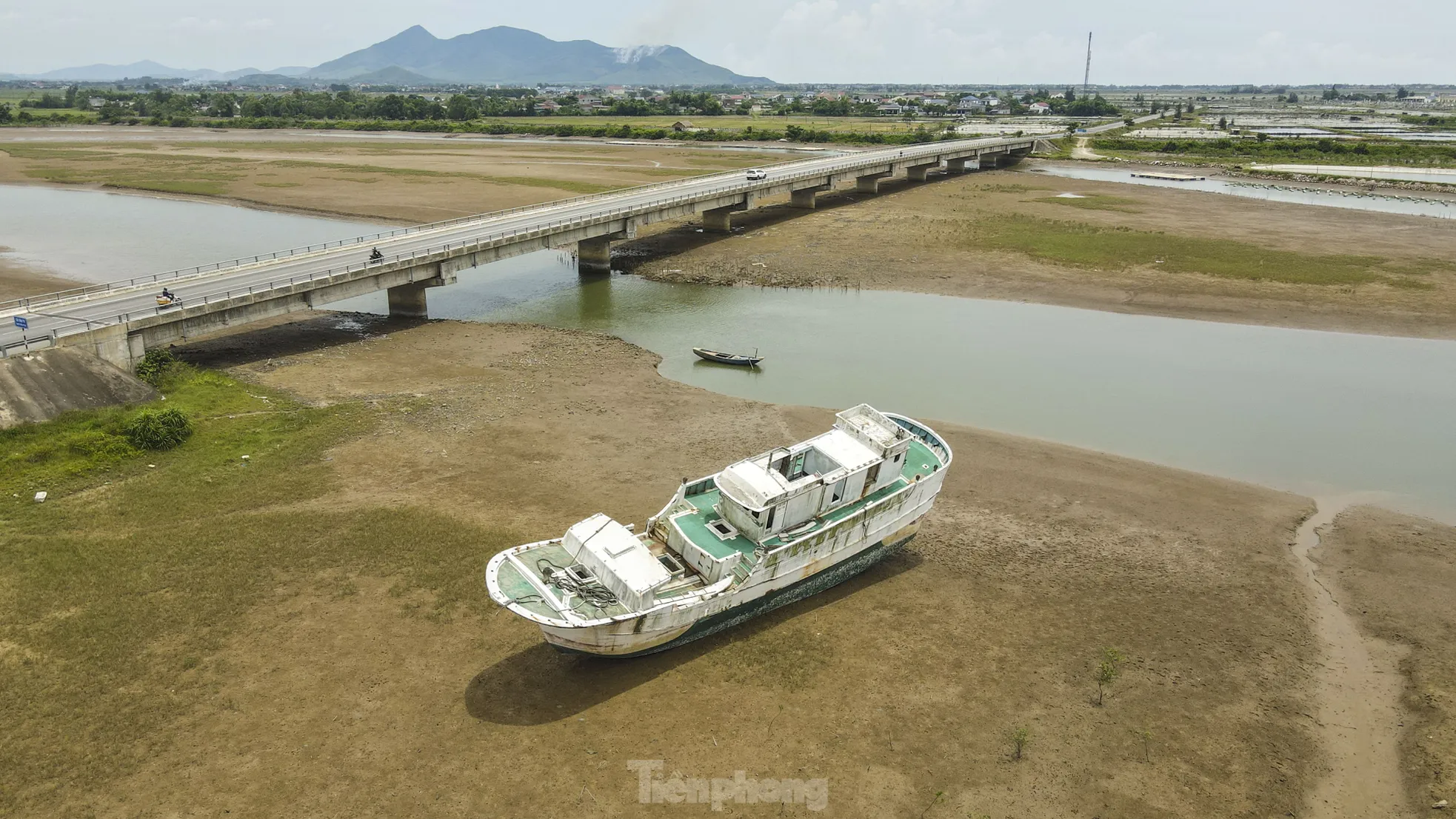 Xác &#39;tàu ma&#39; nằm ngổn ngang dọc cửa sông, khu neo đậu ở Hà Tĩnh - 1