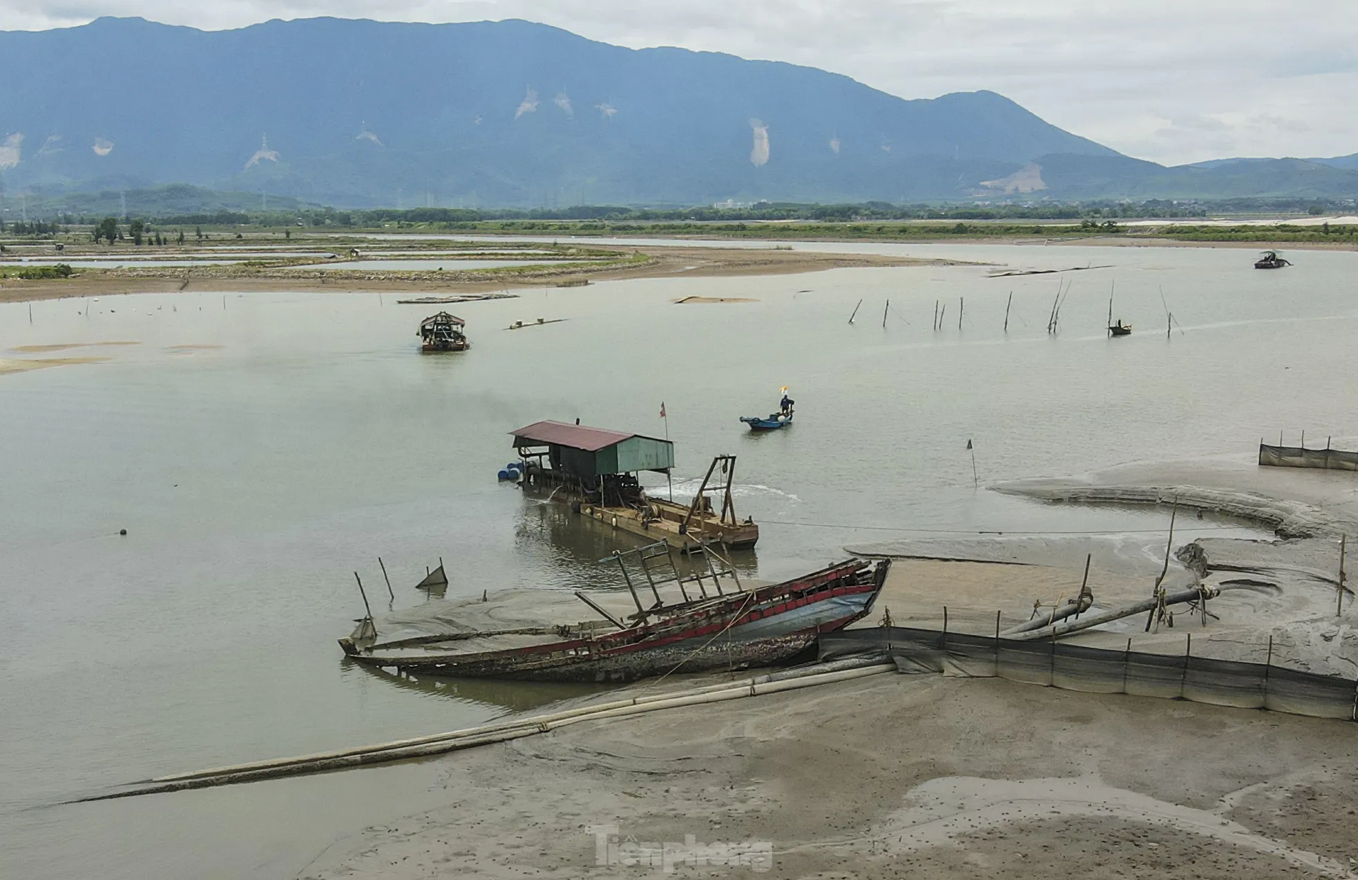 Xác &#39;tàu ma&#39; nằm ngổn ngang dọc cửa sông, khu neo đậu ở Hà Tĩnh - 7