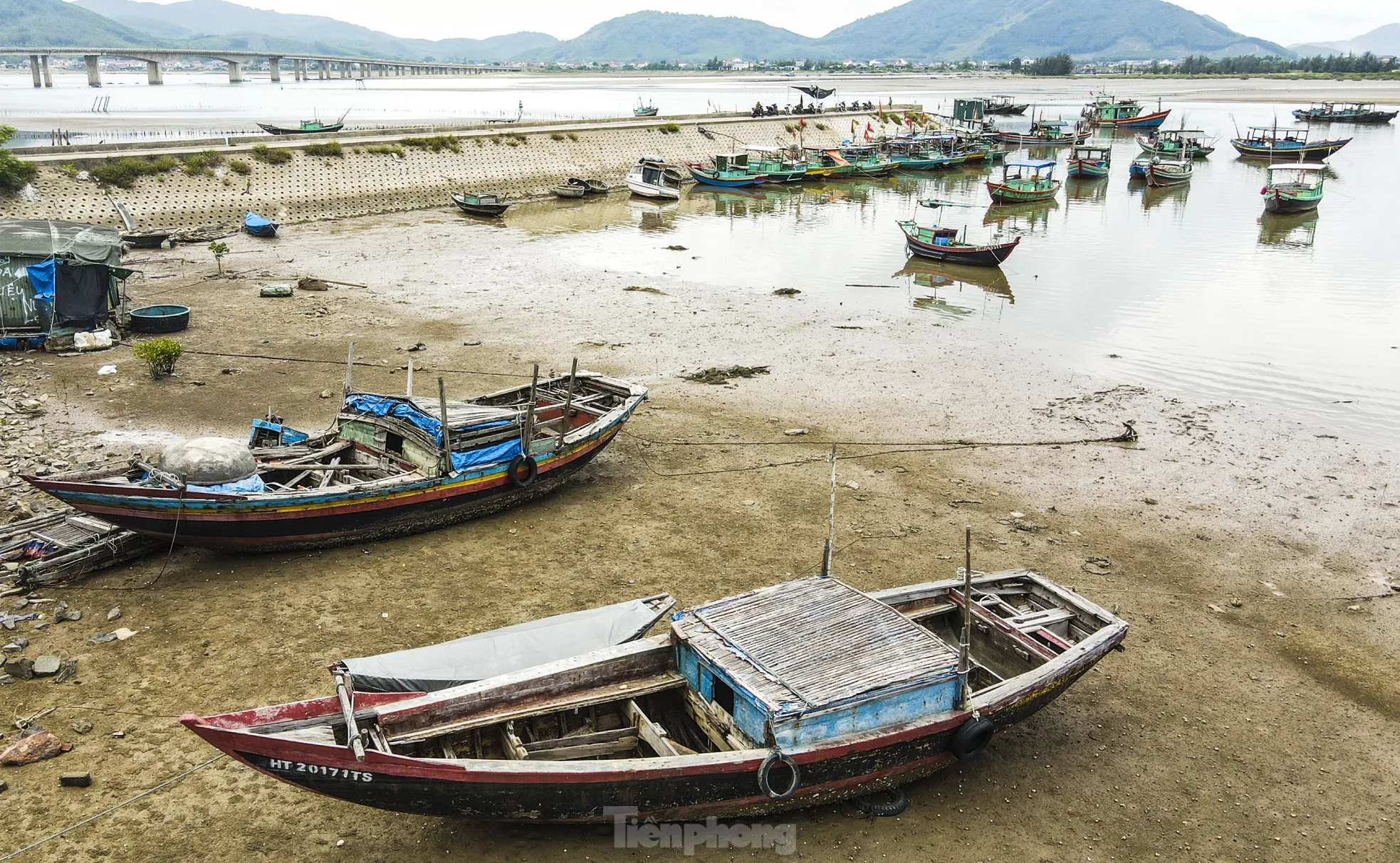 Xác &#39;tàu ma&#39; nằm ngổn ngang dọc cửa sông, khu neo đậu ở Hà Tĩnh - 11