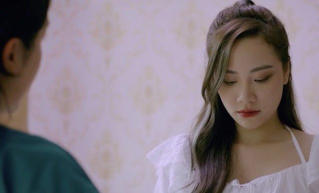 Trong "Món quà của cha", Mai Huê có phim truyền hình đầu tiên khi đảm nhận nhân vật Yến. Vai Yến không ít lần dùng chiêu trò để chơi xấu bạn học. Nét diễn đanh đá, chua ngoa cùng vẻ ngoài cá tính của Mai Huê đã để lại ấn tượng mạnh trong lòng khán giả.
