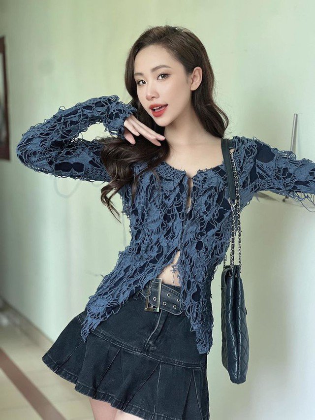 Sau bộ phim "Món quà của cha", Mai Huê được nhiều người biết đến và tiếp tục tham gia thêm các dự án phim khác. Ngoài đời cô nàng trông hiền lành và có tính cách tươi sáng, đáng yêu. Mai Huê được nhận xét có gương mặt xinh xắn và vóc dáng chuẩn. Bên cạnh đó, cô nàng còn ghi điểm bởi gu thời trang đời thường cực chất.