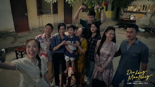 Hậu trường của dàn diễn viên "Dịu dàng màu nắng" tại khu xóm trọ, nơi nhiều công nhân sinh sống mưu sinh nơi thành phố. Phim phát sóng vào 21h00 các ngày từ thứ 2 đến thứ 6 trên kênh VTV1.