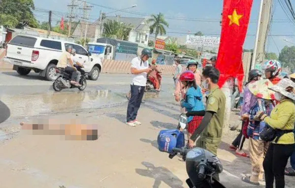 Sau khi bò trên đường dây điện được vài mét, người phụ nữ đã bị rơi xuống đất.