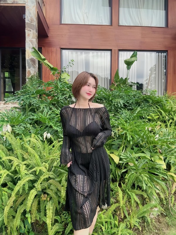 Hương Giang 'Mắt to' mới đây đã khoe vóc dáng đẹp với bikini và áo choàng cách điệu. Nhiều người ngạc nhiên vì cô đã "về dáng" nhanh chỉ sau ít tháng sinh em bé thứ 2. Rất nhiều khán giả nữ tò mò về bí quyết có được vóc dáng đẹp như "chưa gì" của nữ diễn viên VFC.