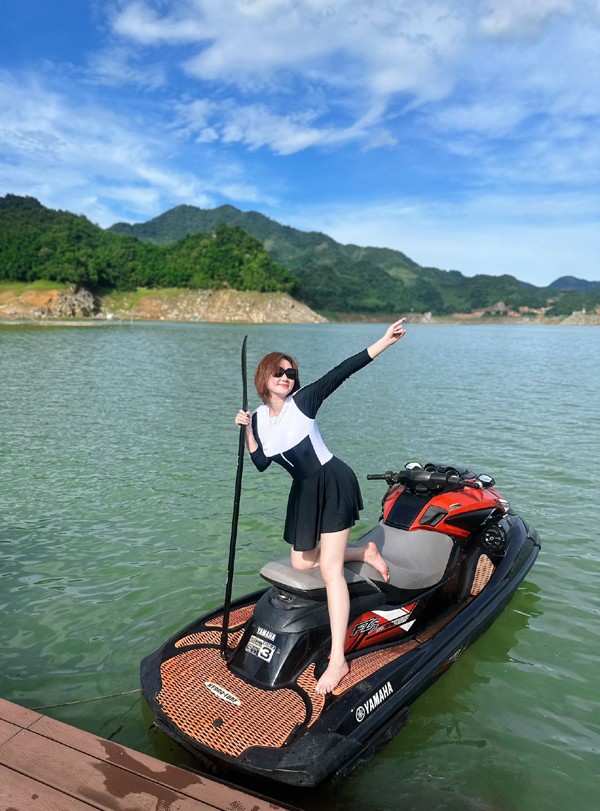 Không giấu diếm, Hương Giang 'Mắt to' tiết lộ để có được vóc dáng đẹp như vậy cô đã chọn trang phục màu đen tạo cảm giác thon gọn.