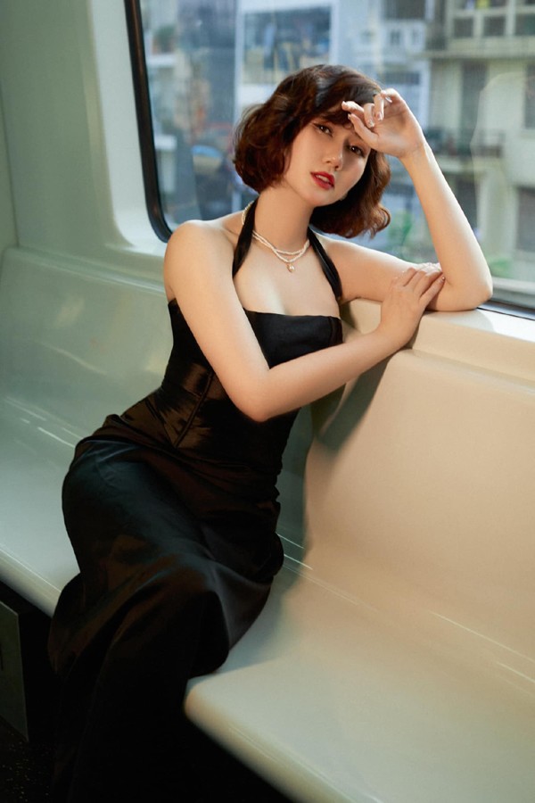 Với Hương Giang, việc lấy lại dáng sau sinh chưa thực sự quan trọng bằng việc chăm sóc con nhỏ. Khi ở nhà chăm con, làm việc đã giúp cô tiêu hao năng lượng và giảm cân tốt hơn.