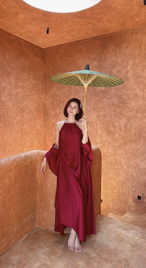 Ngoài ra, việc lựa chọn những trang phục rộng và phù hợp với chiều cao cũng giúp nữ diễn viên "hack" dáng hơn.