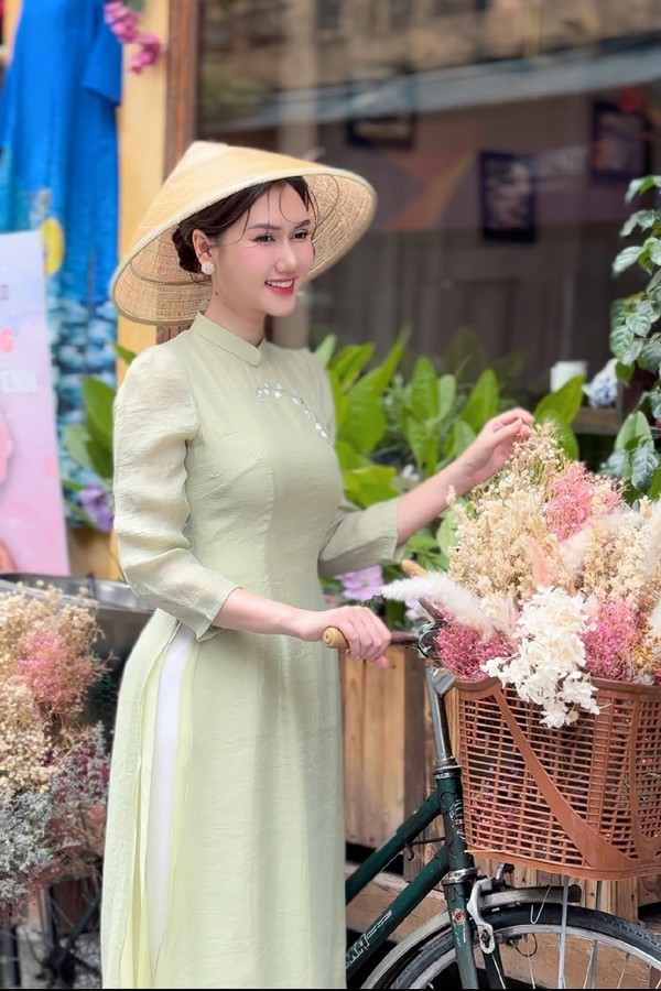 Ngoài ra, sau sinh, cô cũng chọn ăn uống khoa học, bồi bổ đúng cách để không tăng cân.