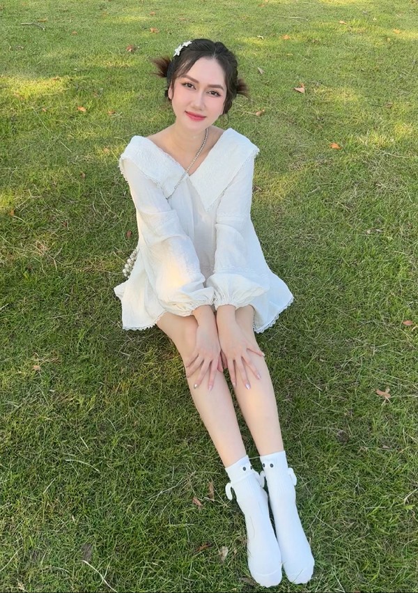 Nhờ vậy, Hương Giang "Mắt to" có vóc dáng nuột nà, gọn gàng và tự tin diện nhiều bộ cánh xinh đẹp.