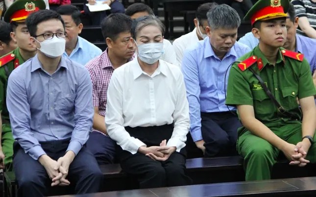 Bà Hoàng Thị Thúy Lan (giữa) cùng đồng phạm tại phiên tòa.