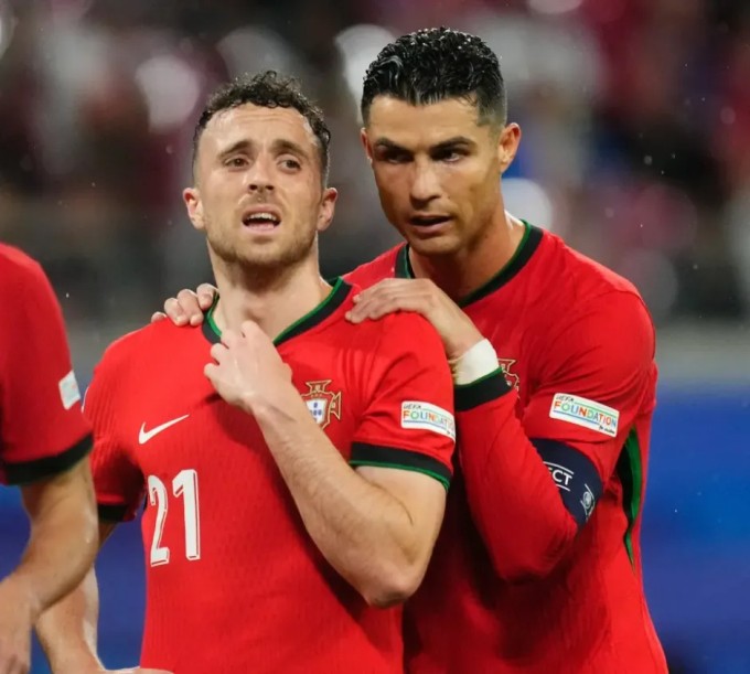 Cristiano Ronaldo và Diogo Jota khi cùng ở tuyển Bồ Đào Nha. Ảnh: Sun