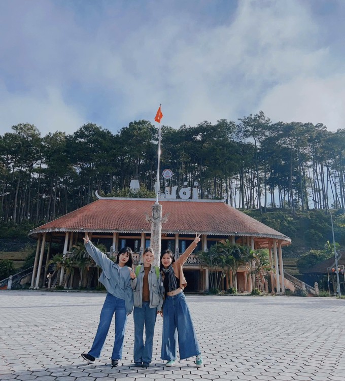 Du khách check in trước khu Cội Nguồn ở A Lưới. Ảnh: Huế crown A Lưới