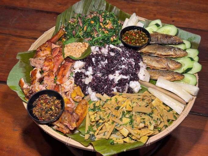 Những món ăn theo phong cách người địa phương ở A Lưới. Ảnh: Nguyễn Phong