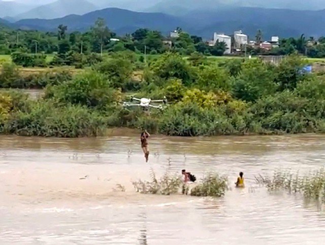 Máy bay không người lái cứu các em nhỏ bị lũ cuốn ở Gia Lai.