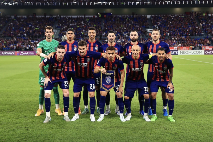 Đội hình xuất phát của Johor Darul Tazim chỉ có Arif Aiman Hanapi (hàng dưới giữa) mang quốc tịch Malaysia, trong trận thắng Pohang Steelers của Hàn Quốc 5-2 ở lượt cuối vòng bảng AFC Champions League Elite 2024-2025, tại sân Sultan Ibrahim tối 18/2/2025. Ảnh: JDT