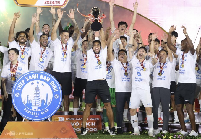 Nam Định nâng cup vô địch V-League 2024-2025, sau trận thắng Hà Tĩnh 1-0 ở vòng 26, trên sân Thiên Trường, Nam Định ngày 22/6/2025. Ảnh: Hiếu Lương