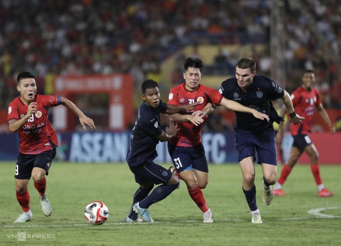 Công an Hà Nội (áo đỏ) hòa CLB Thái Lan Buriram United 2-2 ở lượt đi chung kết Cup CLB Đông Nam Á 2024-2025, trên sân Hàng Đẫy, Hà Nội ngày 14/5/2025. Ảnh: Hiếu Lương