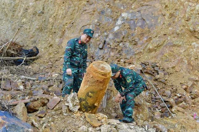 Bằng các biện pháp nghiệp vụ, Ban Công binh Bộ Chỉ huy Quân sự tỉnh Nghệ An đã tiến hành vô hiệu hóa các ngòi nổ.