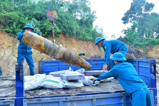 Phát hiện quả bom nửa tấn dưới lòng đất khi cải tạo vườn trồng cây - 5