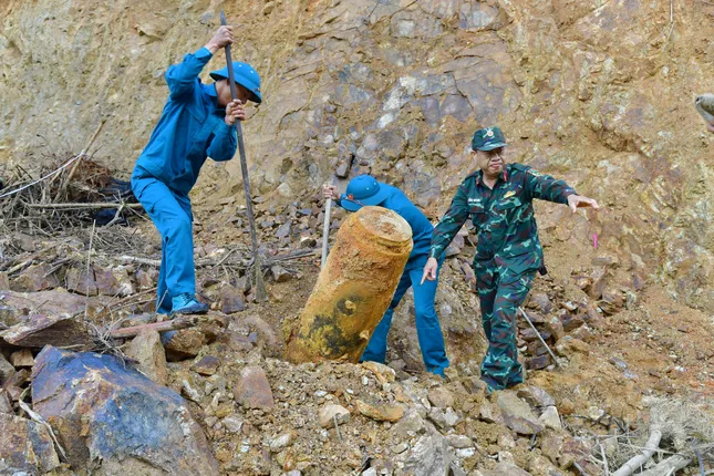 Quả bom sau đó được di chuyển ra khỏi vườn nhà dân.