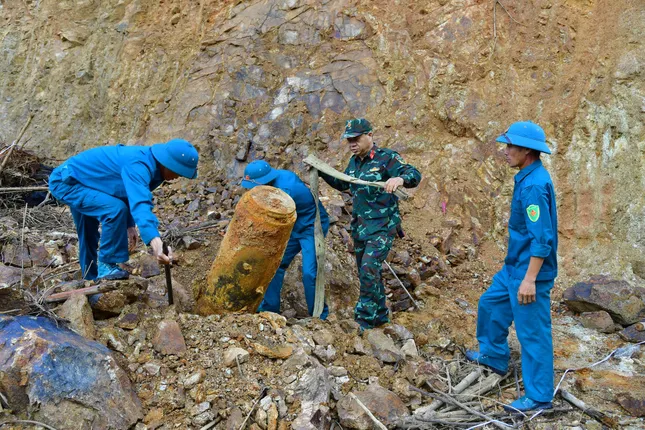 Phát hiện quả bom nửa tấn dưới lòng đất khi cải tạo vườn trồng cây - 3