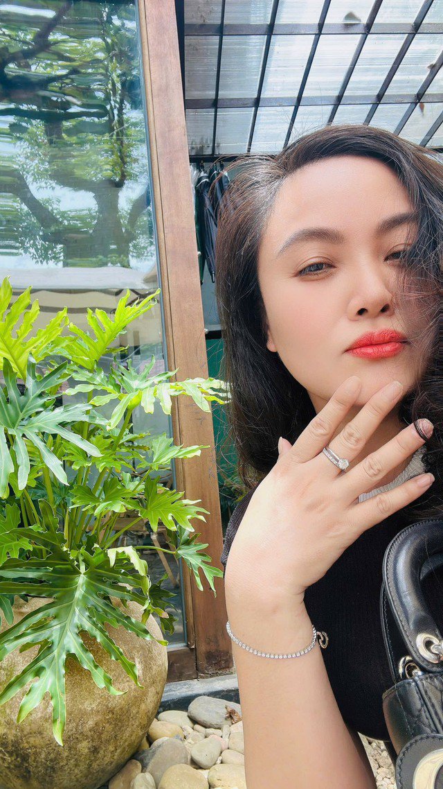 Long Nhật mới đây vô cùng hạnh phúc và tự hào khi tiết lộ về vợ quê Hải Phòng. Theo anh chia sẻ, vợ có tên thật là Vũ Kim Ngân là một Hoa khôi đất Cảng.