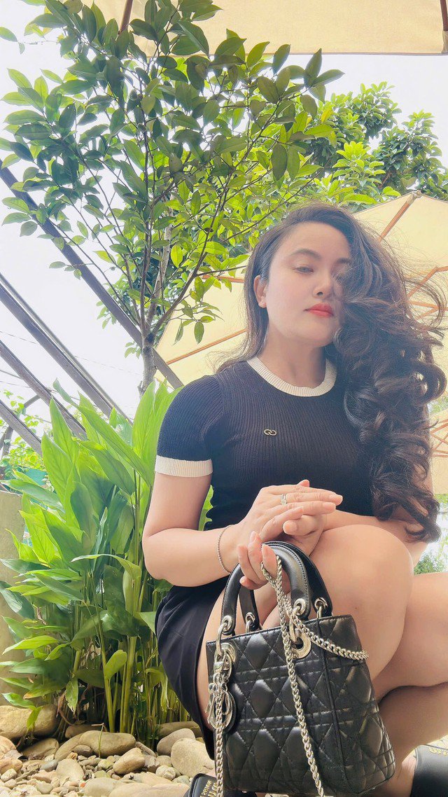 Ngoài ra, anh còn kể về chuyện tình ngọt ngào của mình. Theo đó khi còn là sinh viên trường nhạc ở Hải Phòng, vợ anh đã bén duyên cùng anh và đến năm 1999 cặp đôi kết hôn.