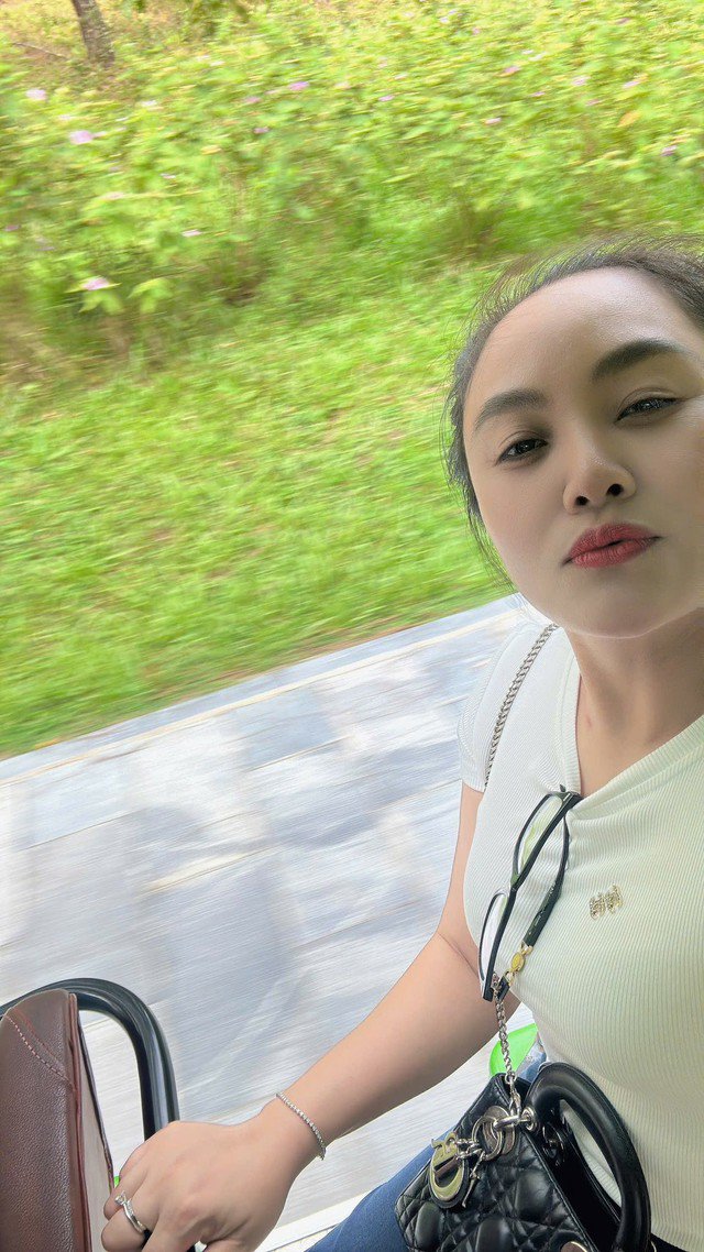 Điều khiến khán giả sốc chính là nhan sắc của vợ Long Nhật, dù đã ở tuổi trung niên và là mẹ của 4 con nhưng chị vẫn trẻ đẹp ngỡ ngàng. Chính Long Nhật cũng thừa nhận vợ luôn trẻ đẹp và nhân hậu.