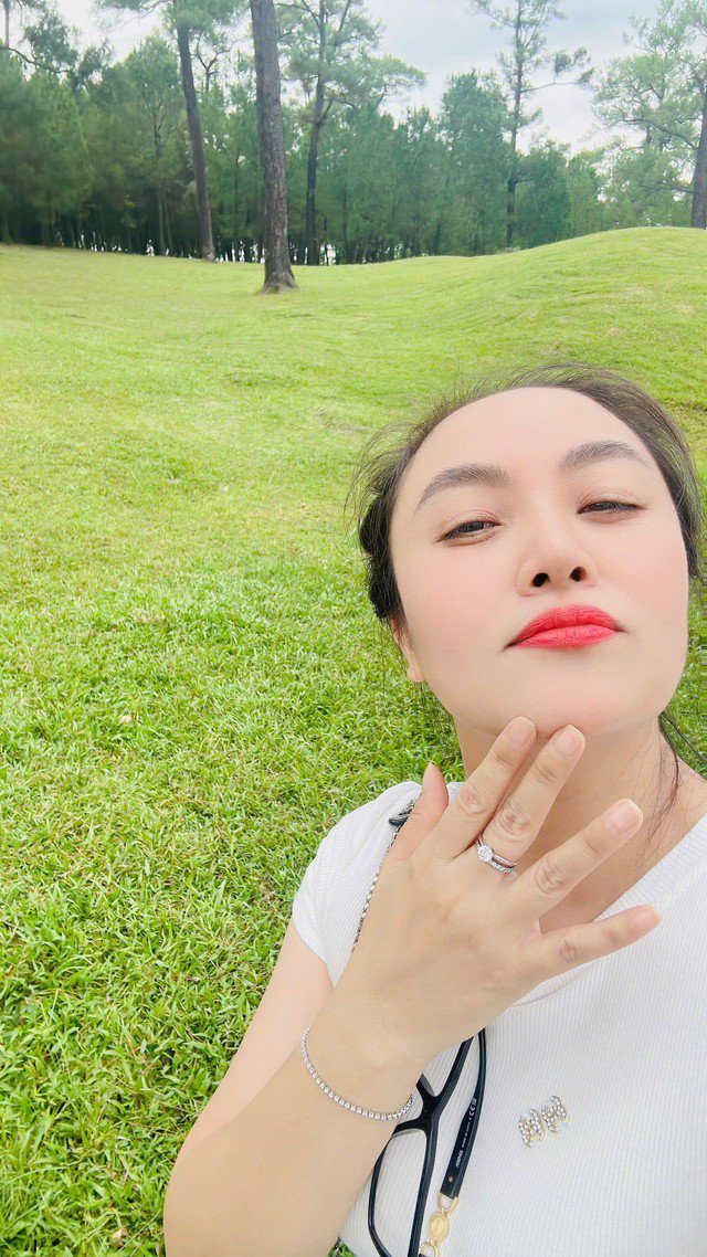 Ngoài chia sẻ những hình ảnh trẻ đẹp của vợ, Long Nhật còn nhắn gửi: "2 đứa mình mãi yêu nhau say đắm như này vợ yêu nhé. Anh trân trọng và biết ơn bà xã nhiều lắm!".
