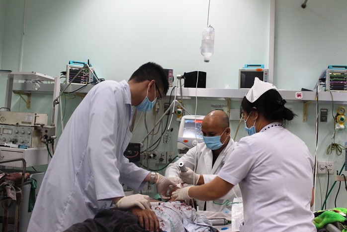 Bác sĩ Bệnh viện Nhân dân 115 cấp cứu cho người bệnh