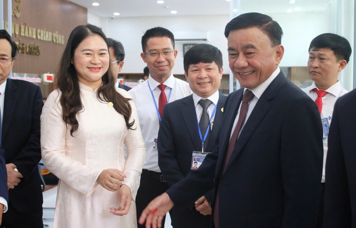 Ủy viên Bộ Chính trị, Thường trực Ban Bí thư Trần Cẩm Tú đến kiểm tra thực tế tại UBND phường Hải Châu, TP Đà Nẵng mới sau lễ công bố sáng 30-6