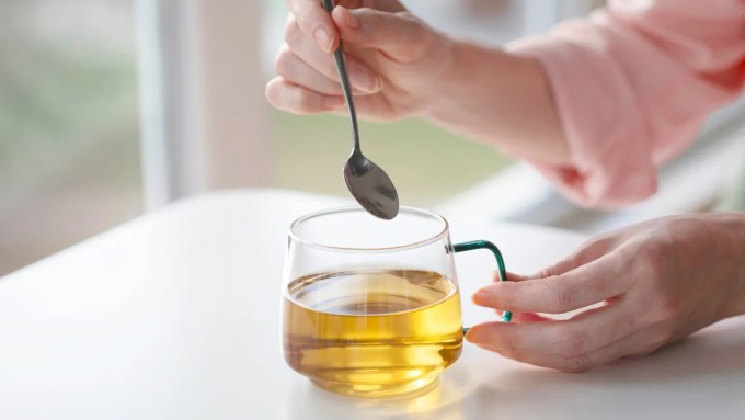 Giảo cổ lam không chứa caffeine nên không ảnh hưởng đến chất lượng giấc ngủ nhưng chuyên gia khuyến khích nên tham khảo ý kiến bác sĩ trong trường hợp đang sử dụng thuốc đặc trị.