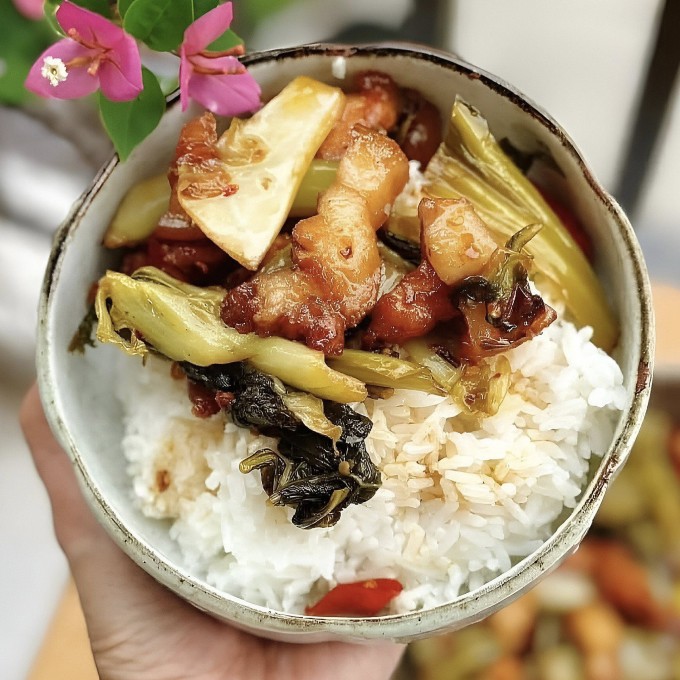 "Ba chỉ kho dưa này là đảm bảo hết nồi cơm", chị Dung cho biết. Ảnh: NVCC