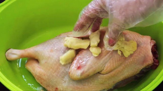 Bạn có thể đập dập 1 củ gừng với một ít rượu trắng và xoa bóp lên thịt gà và để yên trong khoảng 30 phút trước khi nấu sẽ giúp át đi mùi hôi khó chịu.