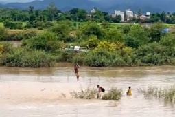 Máy bay không người lái được thiết kế thế nào để cứu được người trong nước lũ?